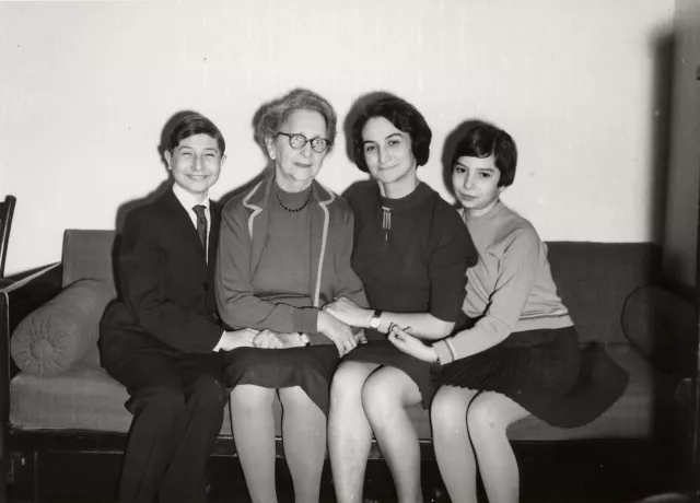 Váradi Richárdné édesanyjával és gyermekeivel