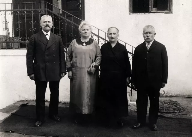 Hirschberg Móric és Vilmos rokonokkal Hirschberg Móric és Vilmos rokonokkal