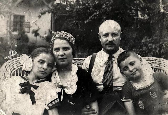 Hirschberg Frigyes a szüleivel és húgával Hirschberg Frigyes a szüleivel és húgával