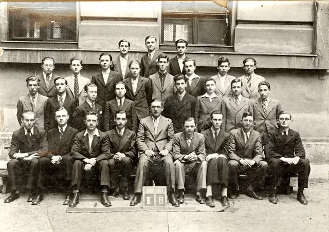 Osztálykép a Wesselényi Miklós felsõ kereskedelmi iskolában