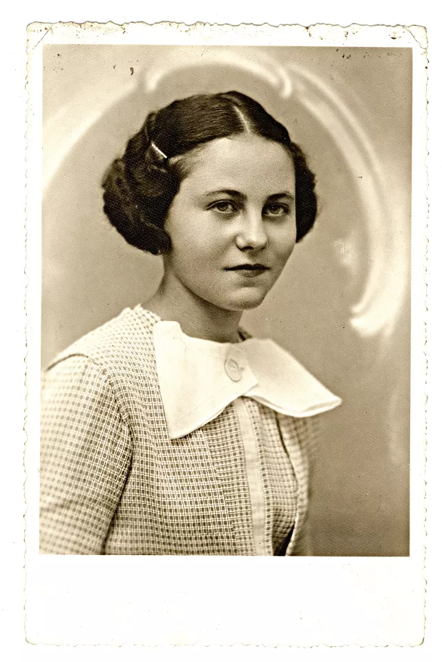 Fuchs Jenõné 17 éves korában