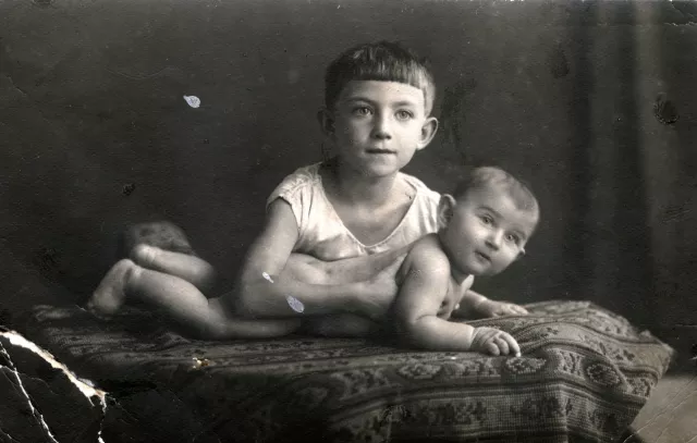 Zina Kaluzhnaya and her sister Sarra Slobodskaya Zina Kaluzhnaya and her sister Sarra Slobodskaya