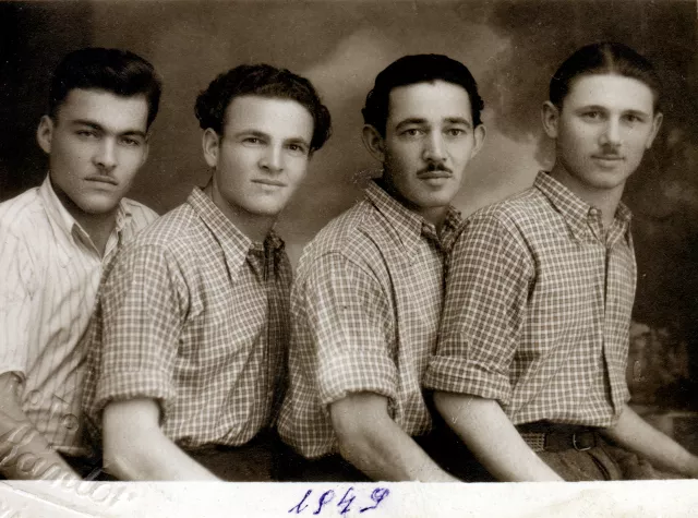 Karpelesz  Leopold a barátaival Karpelesz  Leopold a barátaival