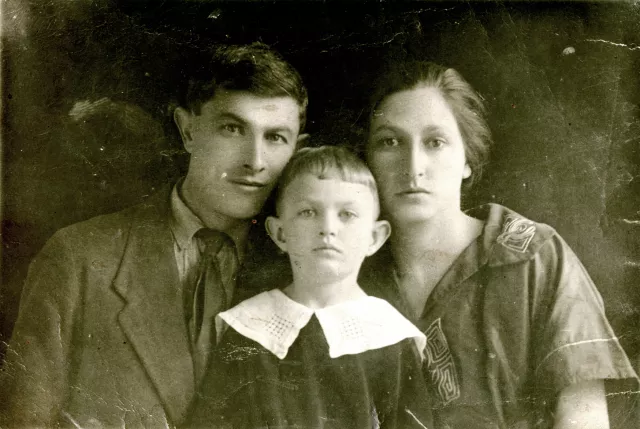 Faina Khorunzhenko with her father Lev Levinson and mother Olga Levinson Faina Khorunzhenko with her father Lev Levinson and mother Olga Levinson