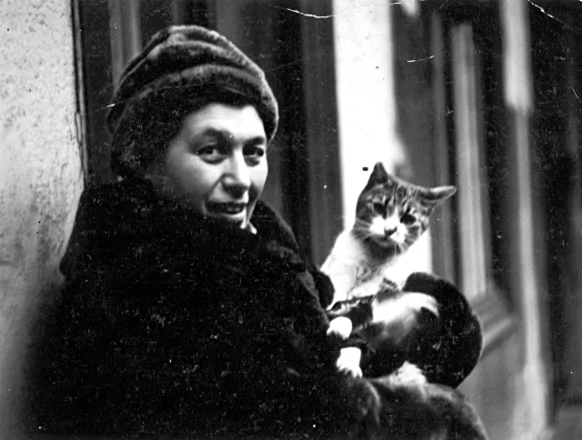 Zsuzsa Kobstein with her cat Zsubrika Zsuzsa Kobstein with her cat Zsubrika