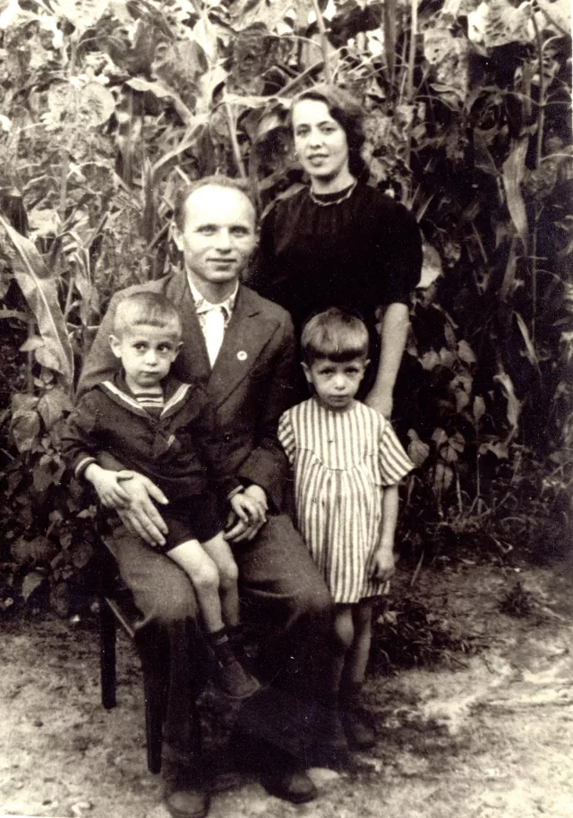 Zinaida Leibovich's family: mother Shprintse Leibovich,  father Moisey Leibovich , Zinaida Leibovich and brother Efim Leibovich. Zinaida Leibovich's family: mother Shprintse Leibovich,  father Moisey Leibovich , Zinaida Leibovich and brother Efim Leibovich.