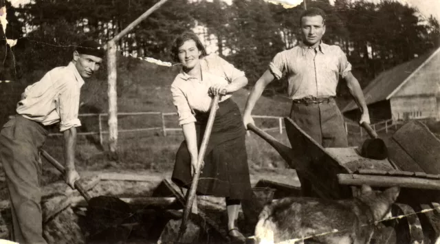 Niusia Joheles with her schoolmates