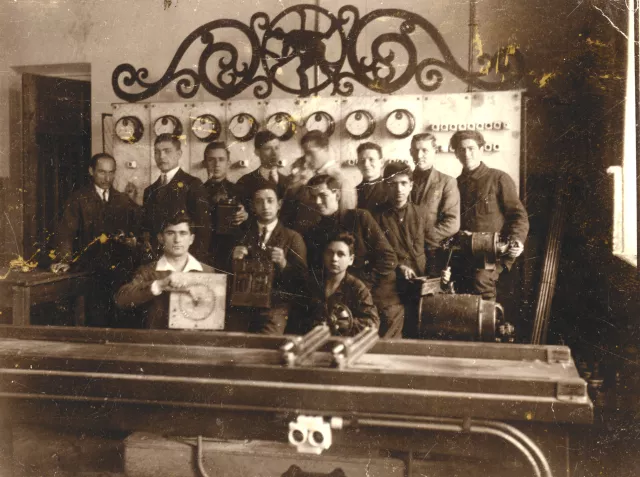 Beniamin Joheles with his apprentices