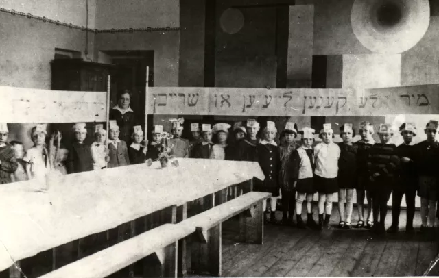 Fania Brantsovskaya with her schoolmates