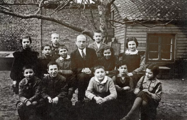 Fania Brantsovskaya with her schoolmates