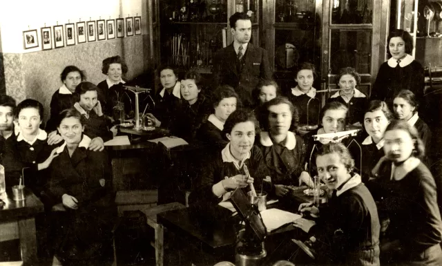 Fania Brantsovskaya with her schoolmates