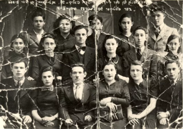 Fayvel and Falk Glezer and the members of the amateur Jewish group