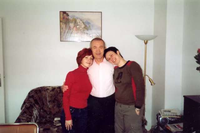 Simon Tregeras with his daughters Taube and Liana Simon Tregeras with his daughters Taube and Liana