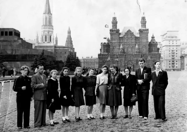 Ranana Kleinstein on an excursion in Moscow with fellow travelers