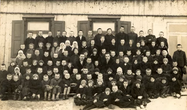 Bashe Feiga Kacharinskaite and her classmates