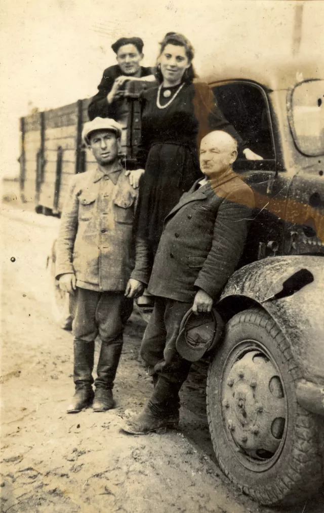 Sara Ushpitsene with her father Iosif Kacharinskiy and colleagues