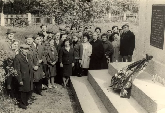Sara Ushpitsene with her husband Meishe Ushpits and Sakiai Jews