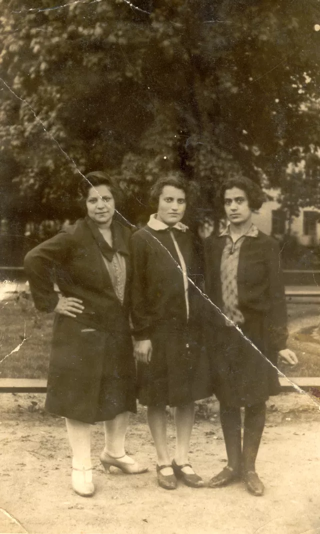 Pesia Begak with her friends Pesia Begak with her friends