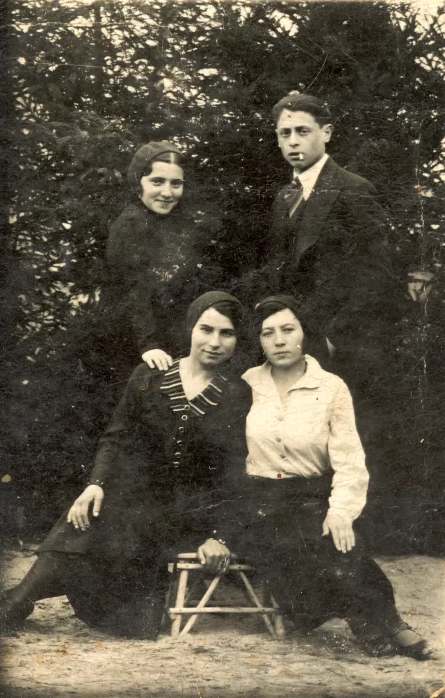 Esther-Rochl Kloz and her fiance Efraim Schmidt with their friends Esther-Rochl Kloz and her fiance Efraim Schmidt with their friends