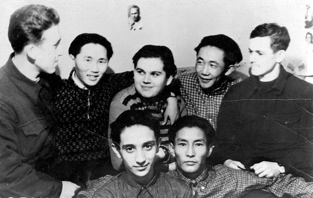 Abram Kopelovich with friends in Moscow