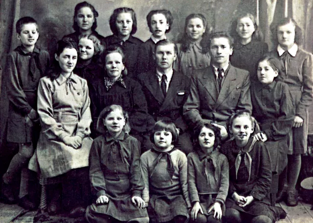 Ida Goldshmidt with her teachers and schoolmates Ida Goldshmidt with her teachers and schoolmates