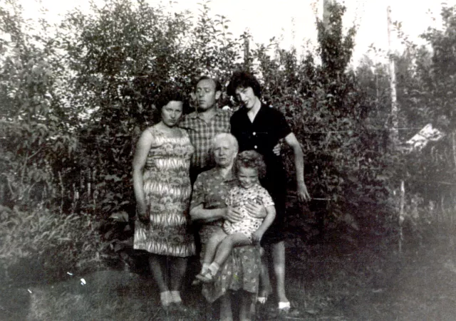 Ida Goldshmidt with her brother Semyon and his family Ida Goldshmidt with her brother Semyon and his family