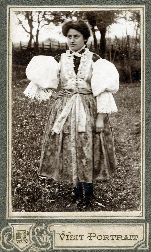 Josefine Wolf  mit mährischer Tracht