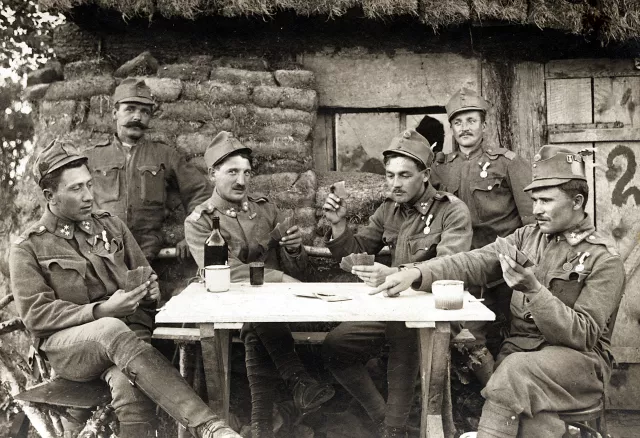 Fritz Stiassny spielt mit Kameraden