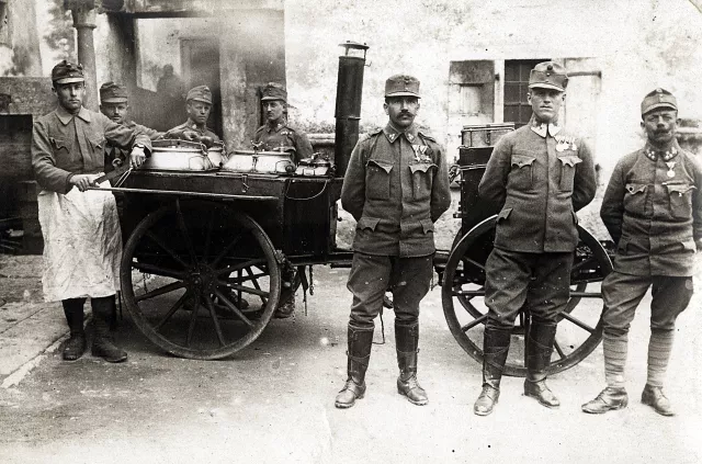 Fritz Stiassny mit der ' Gulaschkanone'