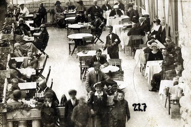 Karel Stiassny in einem Kaffehaus