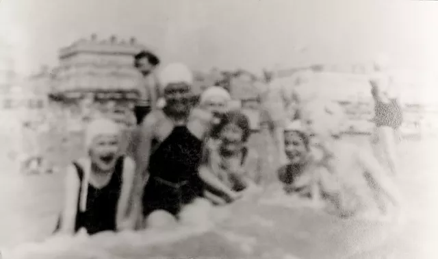 Lilli Tauber and emigrant children in Brighton, UK