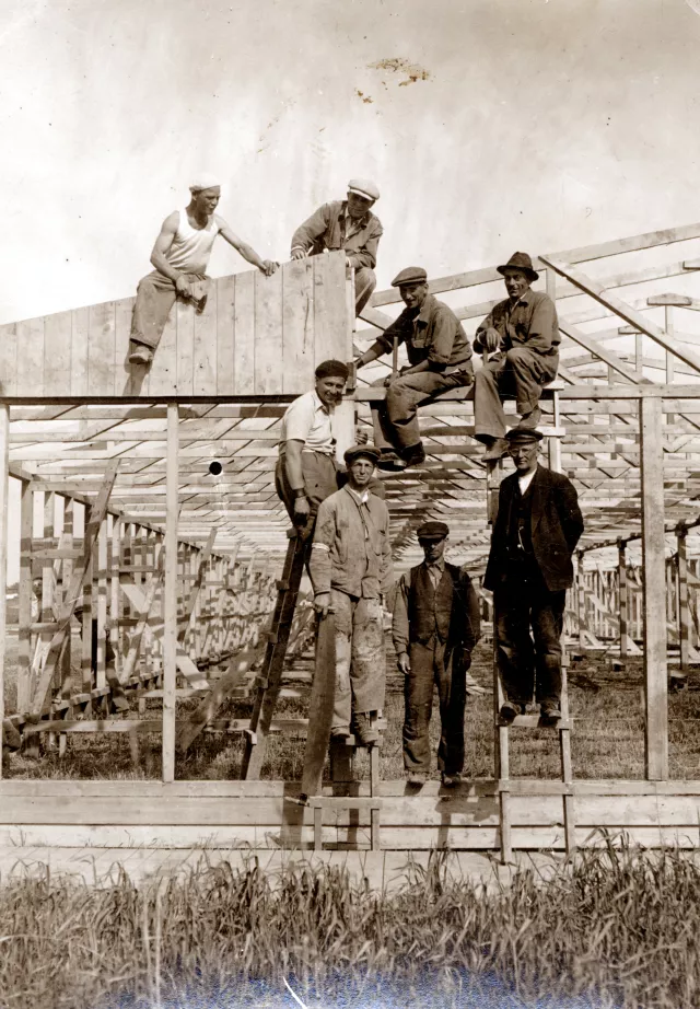 Construction of huts in Opole ghetto