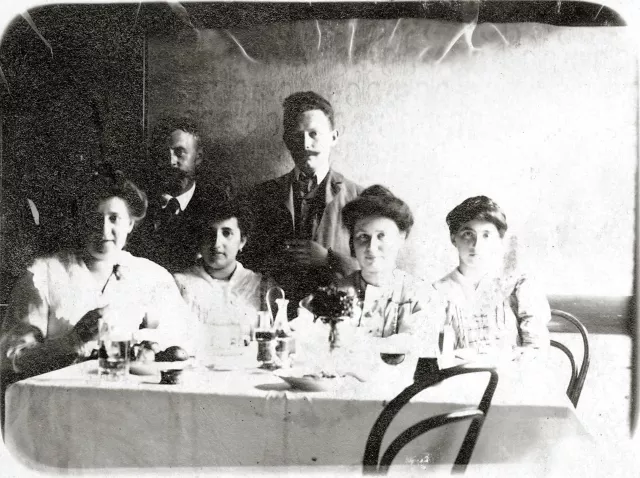 Johanna Schischa mit ihrem Bruder Isidor Friedmann