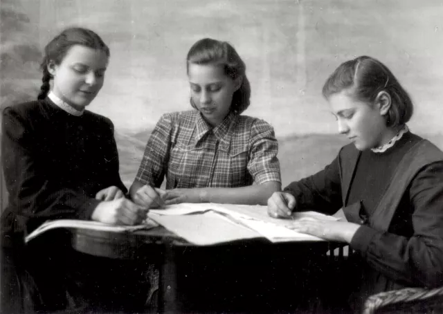 Liana Degtiar with her classmates Liana Degtiar with her classmates