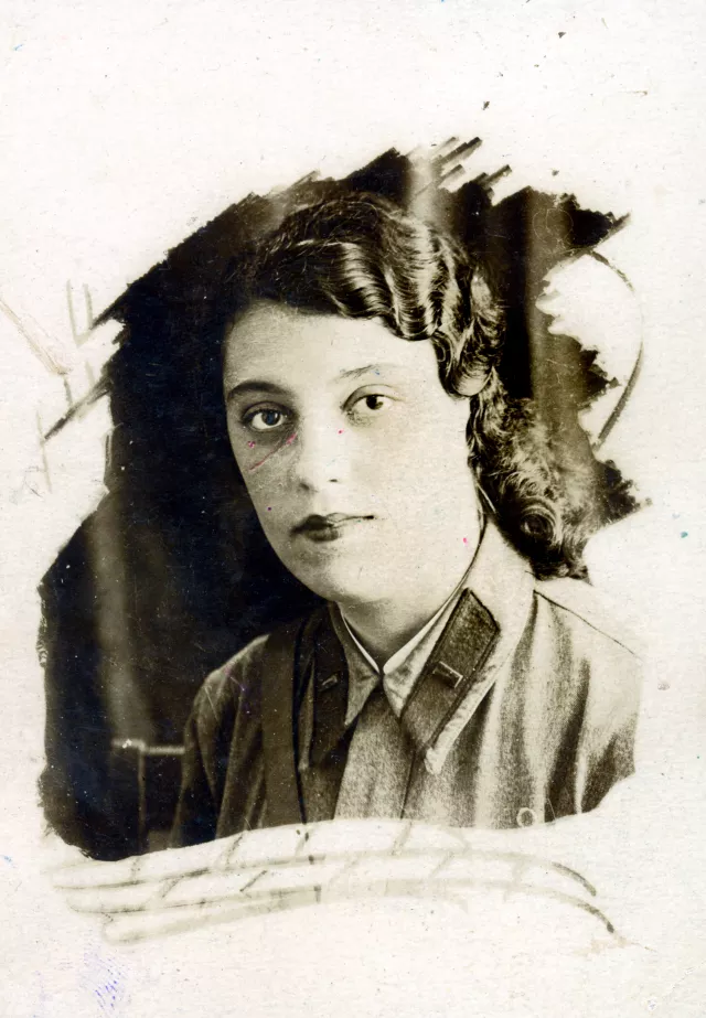 Revekka Devyatova, Emma Nikonova's sister