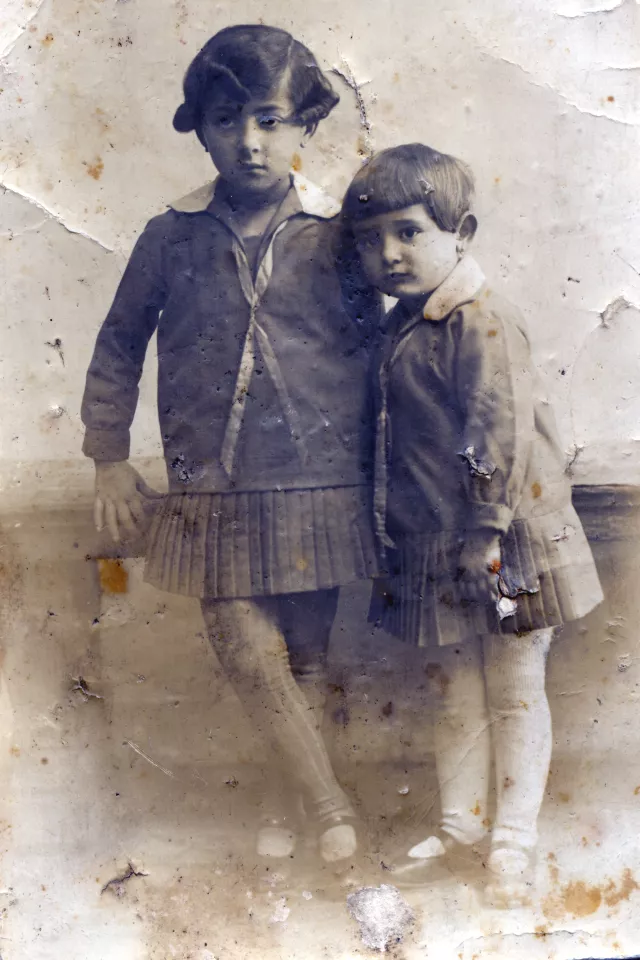 Gizela Fudem with her sister Tauba Grunberg