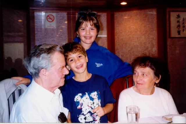 Gizela Fudem with her husband Leon Fudem and their grandchildren
