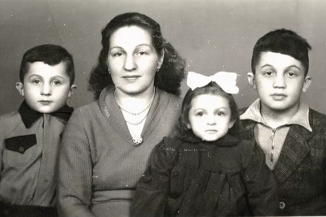 Chaja Sznejser with her children