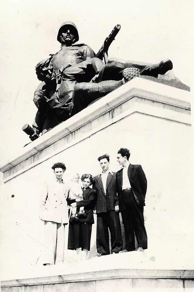 Mojsze Sznejser with family in Warsaw