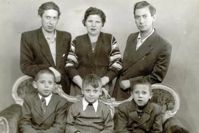 Nachman Elecwajg with his brother Dawid and his family