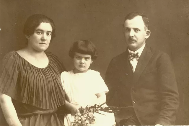 Renata Zisman with her parents Berta and Artur Springut Renata Zisman with her parents Berta and Artur Springut