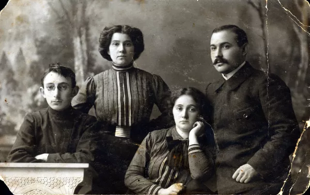 Elkona Shif,  his sister Sore-Elka Shif, their cousin Elkone Zalkind and another cousin