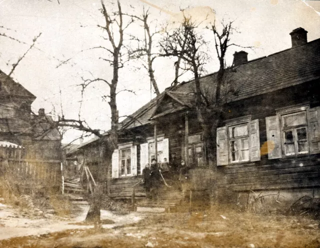 The house on Klebanovsky Lane in Minsk of Inna Rajskaya's grandfather, with her father, Ilya Shif, herself,  and cousins Yasha Shif and Fanya Shif