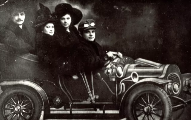 Iol Shoov, his wife Dina, his sister Polya and her husband