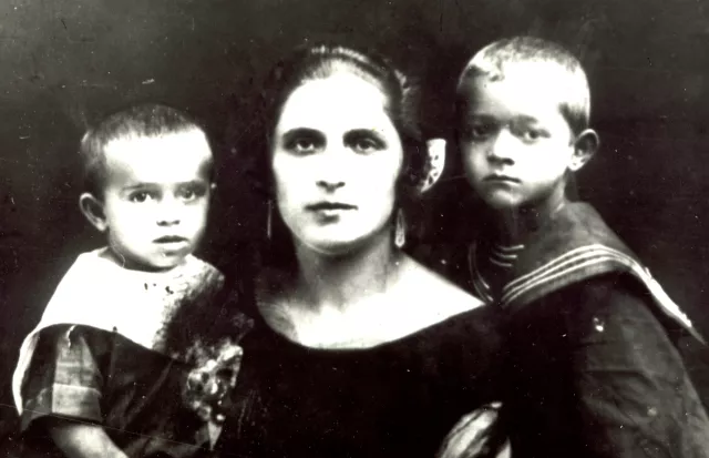 Mina Belenkaya and her sons Leonid and Semyon