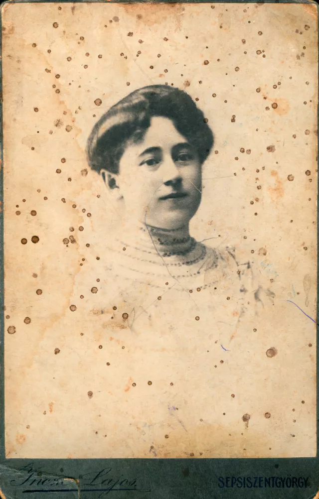 Molnár Albertné huszonkét éves korában.