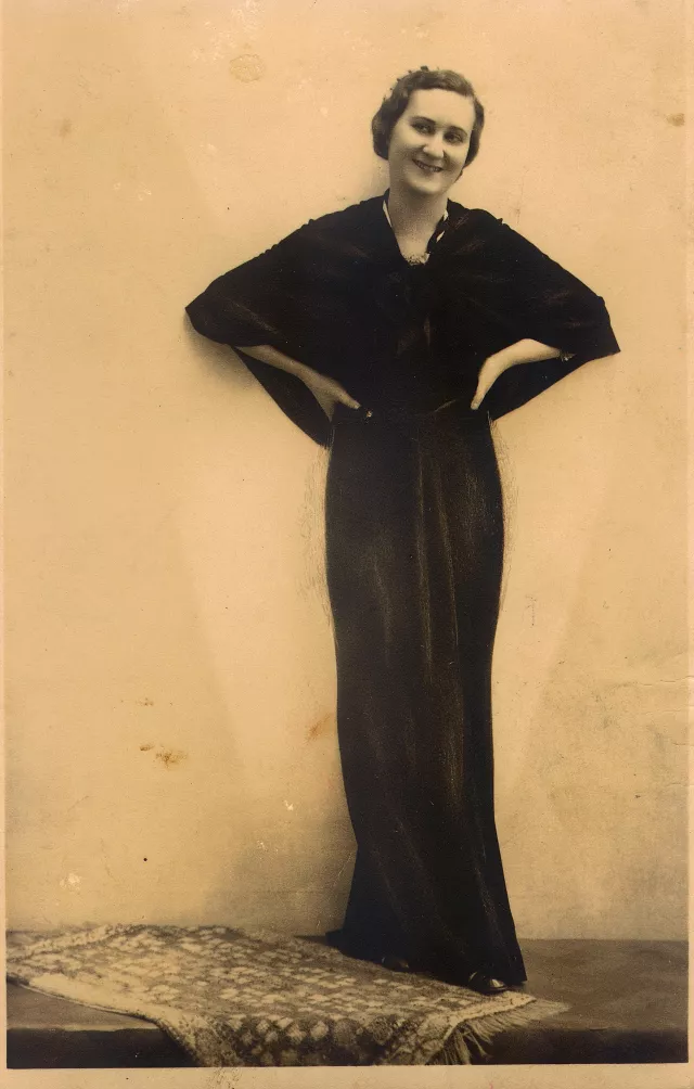 Steinmetz Bella báli ruhában