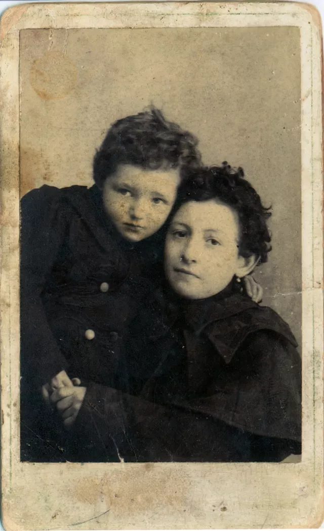 Fanni Struhl and her sister Caty Pascal