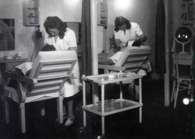 Juci Scheiner in her beauty parlor