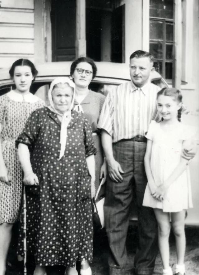 Galina Shkolnikova's aunt Feiga Liberman with her family